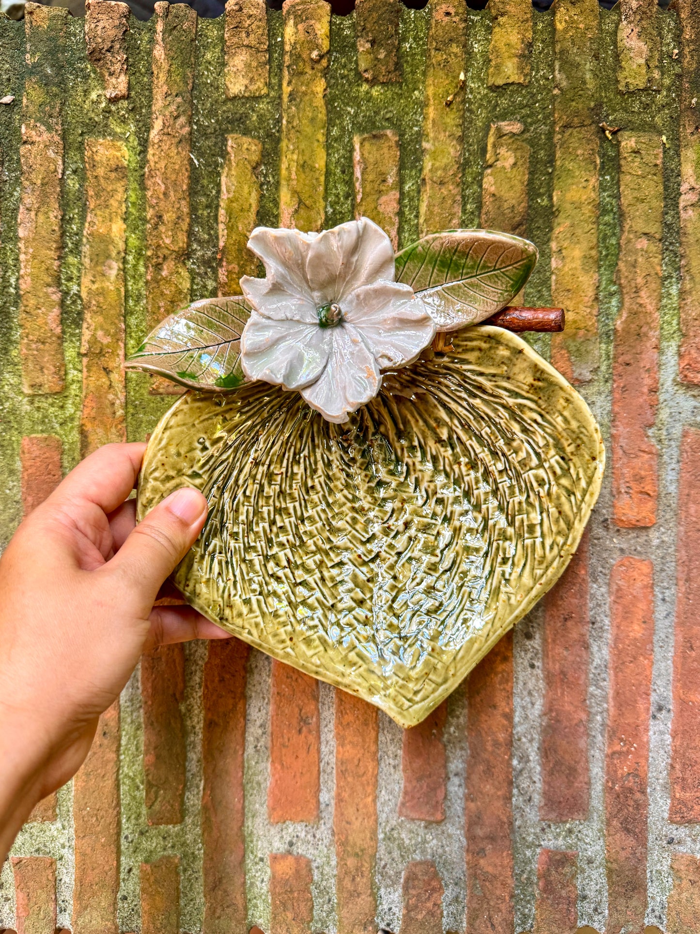 Medium Abaniko Bowl with Flower
