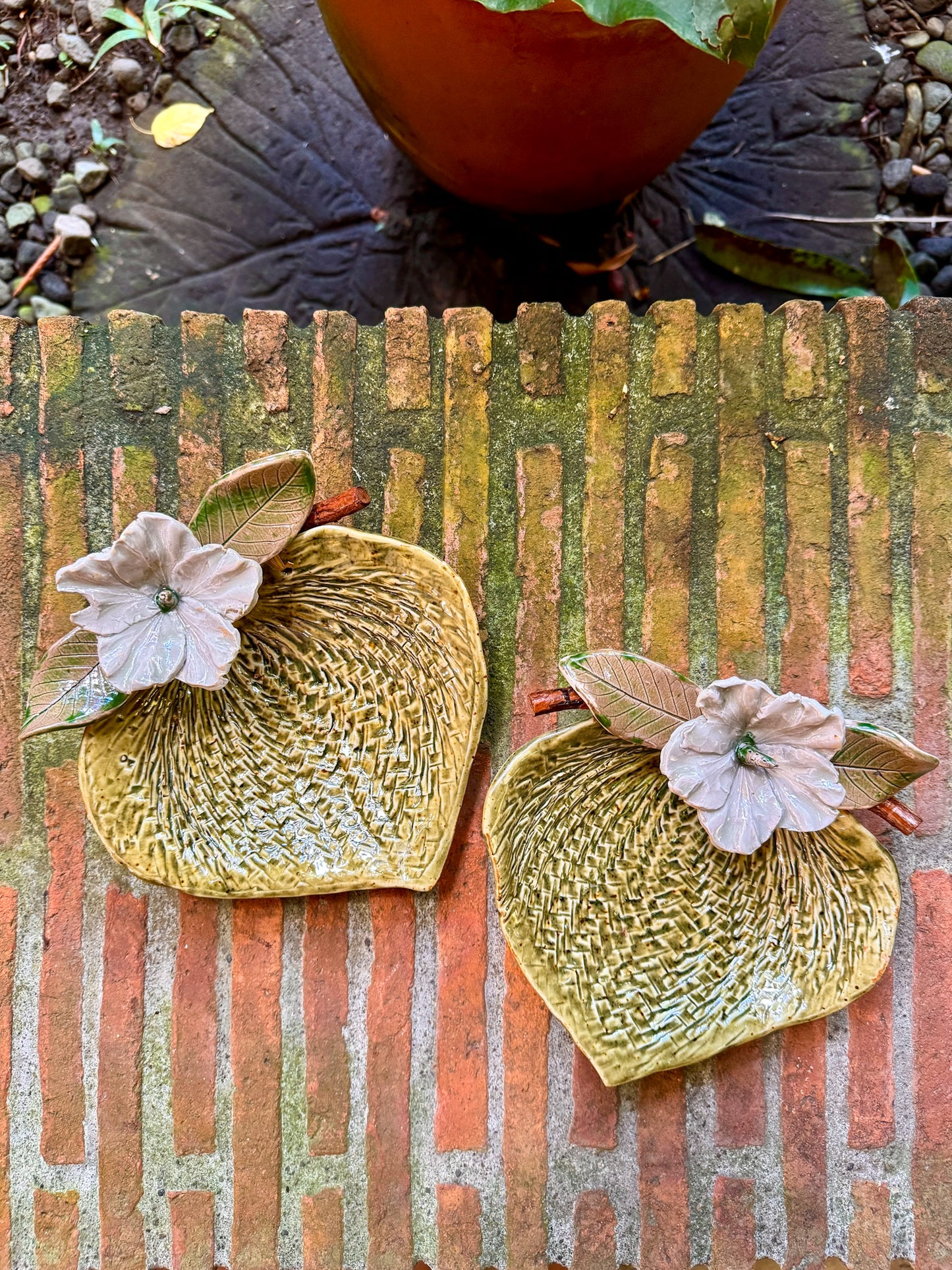 Medium Abaniko Bowl with Flower