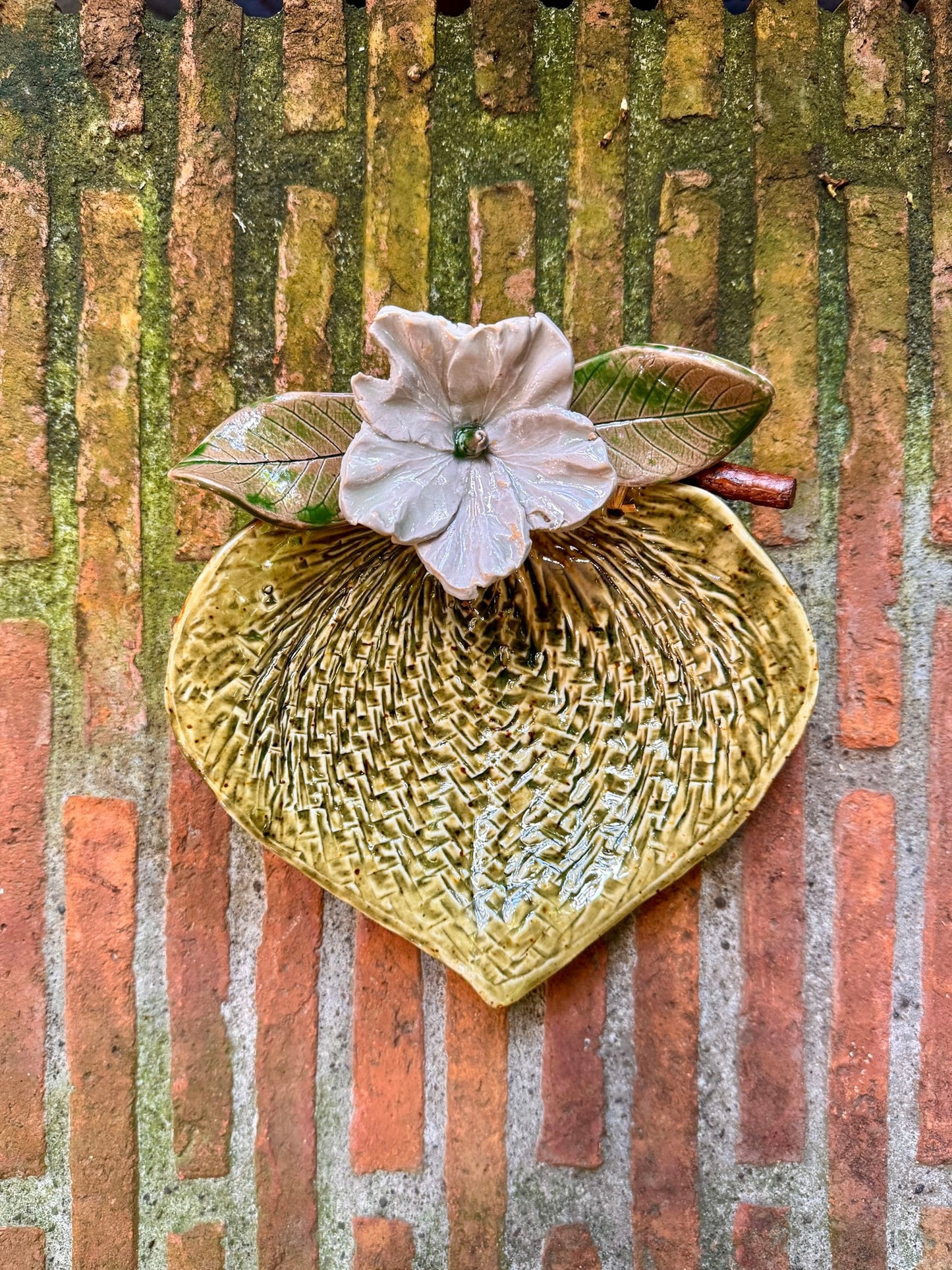 Medium Abaniko Bowl with Flower